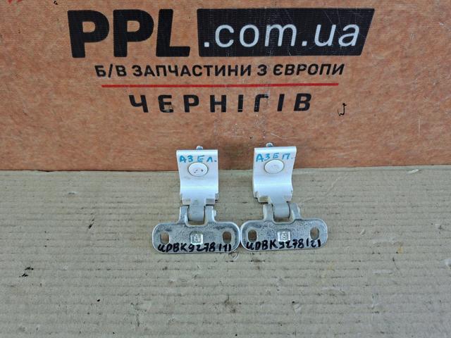 Деталі багажника (петлі і упор кришки) 8V3827299B VAG