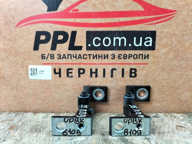 Петля передніх дверей права 8V5833404C VAG
