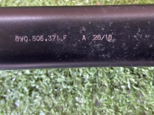 Важіль задньої підвіски верхній, правий 8W0505398F VAG