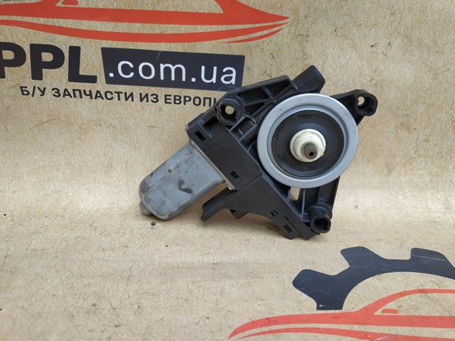 Моторчик склопідйомника двері задніх, правих 931403103 CHRYSLER