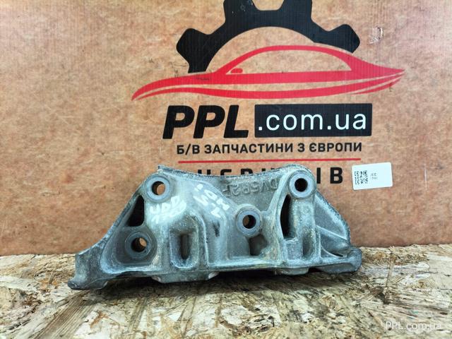 Кронштейн подушки (опори) двигуна, правої 9810967480 PEUGEOT