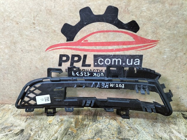 Решітка переднього бампера, права A2078800424 MERCEDES