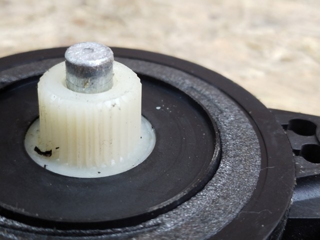 Двигун склопідіймача двері передньої, правої D6515858X MAZDA