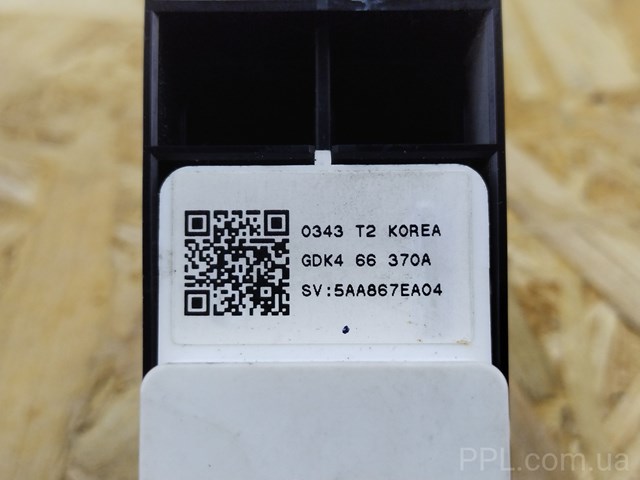 Кнопка підйомника переднього правого скла GDK466370A MAZDA