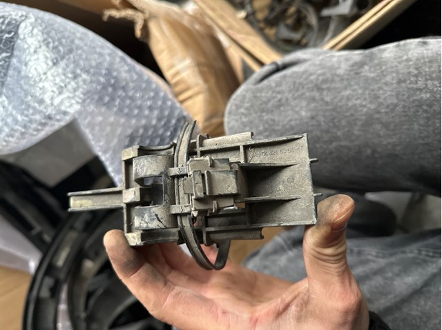 Скоба гальмівної трубки 1644210394 MERCEDES