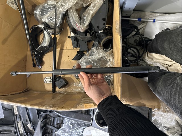 Амортизатор двері задньої 1647400245 MERCEDES