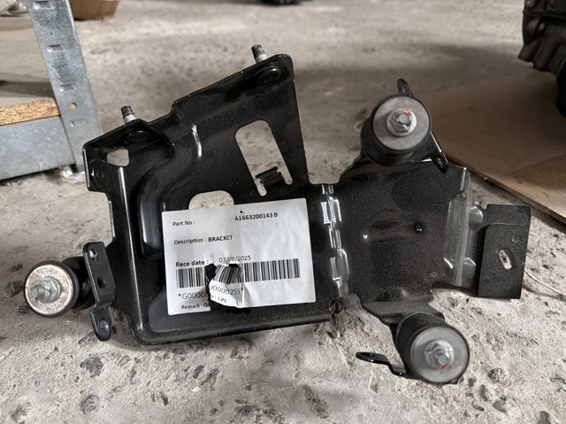 Кронштейн компресора кондиціонера 1663200143 MERCEDES