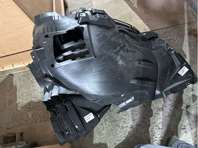 Підкрилок переднього крила, правий передній 1668802705 MERCEDES