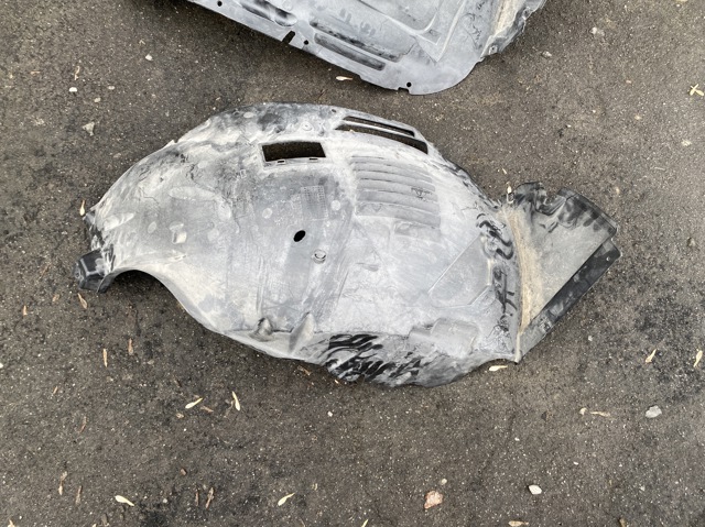 Підкрилок переднього крила, лівий передній 1676900810 MERCEDES