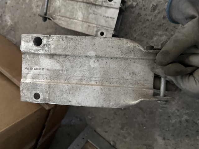 Кронштейн підсилювача переднього бампера 2046200995 MERCEDES