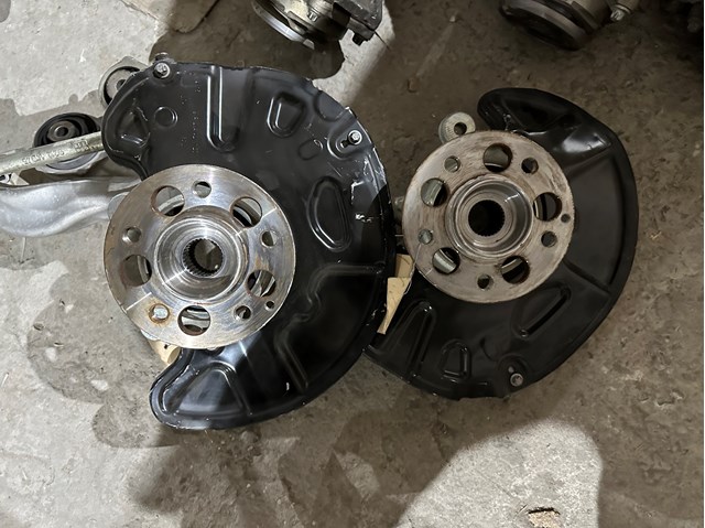 Кулак поворотний передній правий 2183320801 MERCEDES