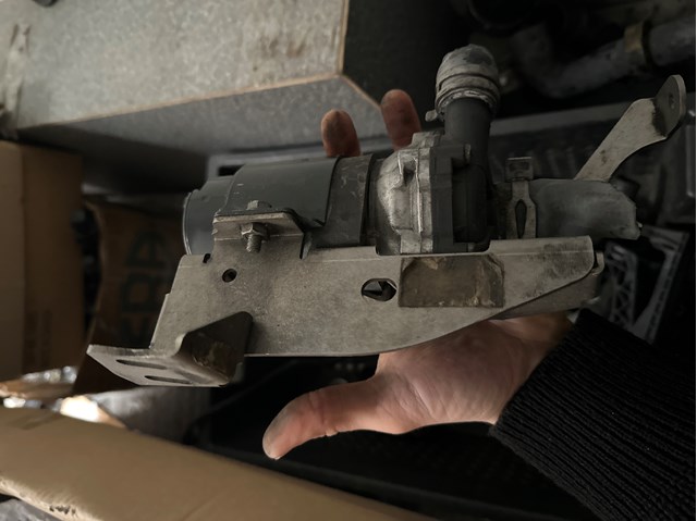 Кронштейн додаткового насоса охолодження 2205040740 MERCEDES