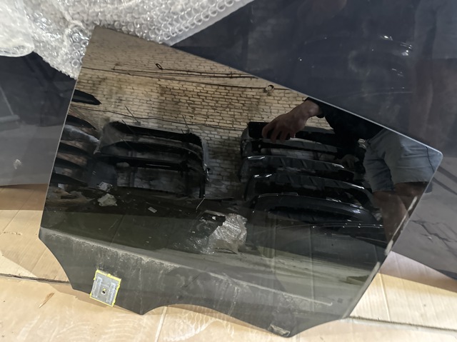 Скло задньої двері лівої A2977353500 MERCEDES
