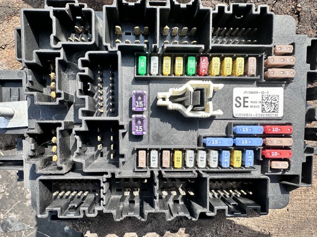 Блок запобіжників задній, салонний 109440900E Tesla Model