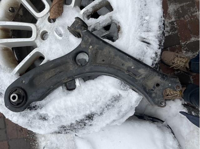 Правий важіль передній нижній підвіски 5C0407152B VAG