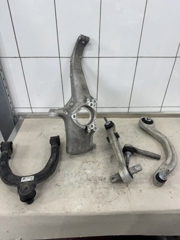 Кулак поворотний передній лівий 104431100E TESLA