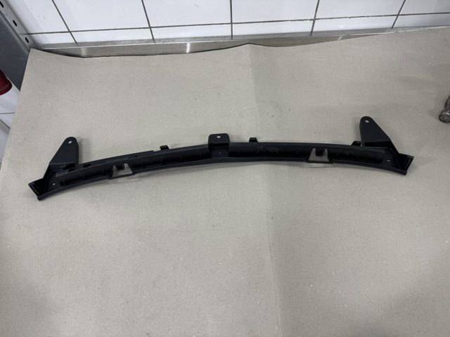Направляюча заднього бампера 13179908 OPEL