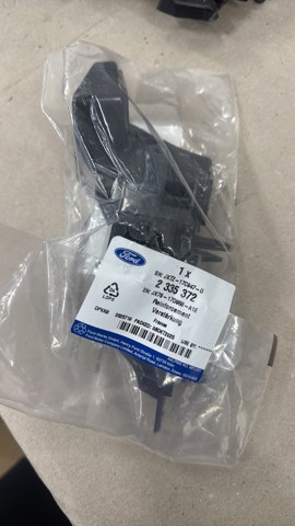 Кронштейн кріплення бампера переднього правий 2335372 FORD