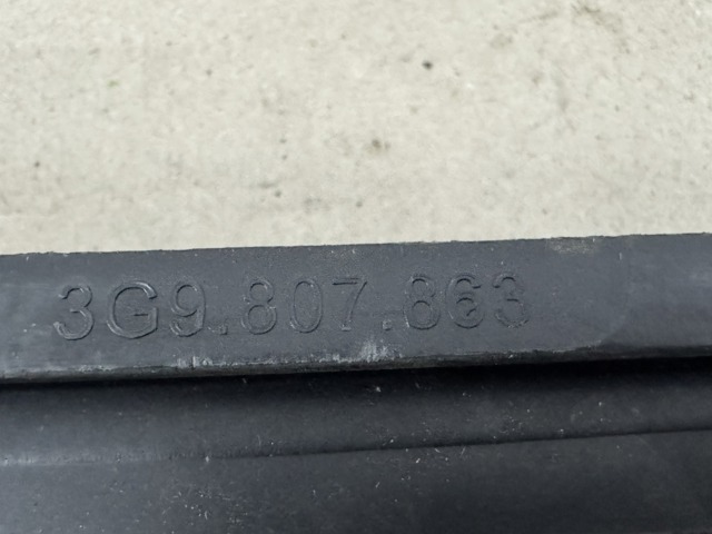 Кронштейн бампера заднього, центральний 3G9807863 VAG