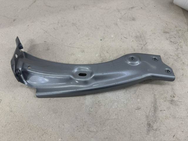 Кронштейн кріплення крила переднього правого, передній 3V0821142A VAG