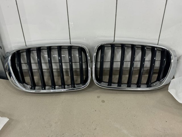 Решітка радіатора права 51117338572 BMW