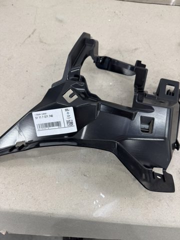 Кронштейн бампера переднього, правий 51117371740 BMW