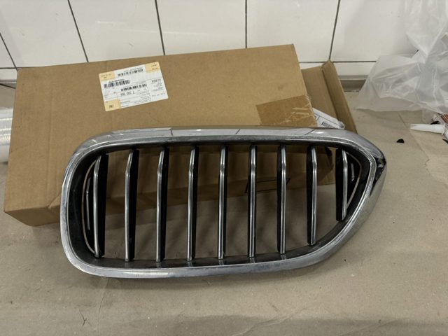 Решітка радіатора права 51137390866 BMW