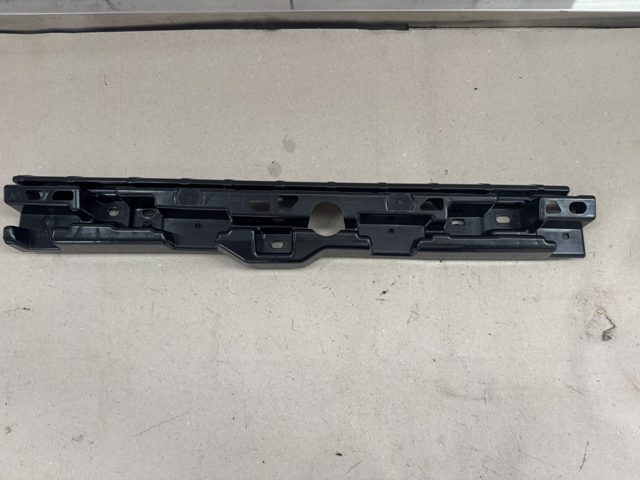 Кронштейн зовнішньої накладки порога правого 51777387344 BMW