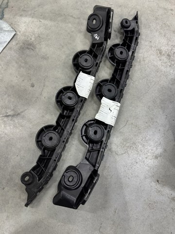 Напрямна заднього бампера, права 6V9807394A VAG
