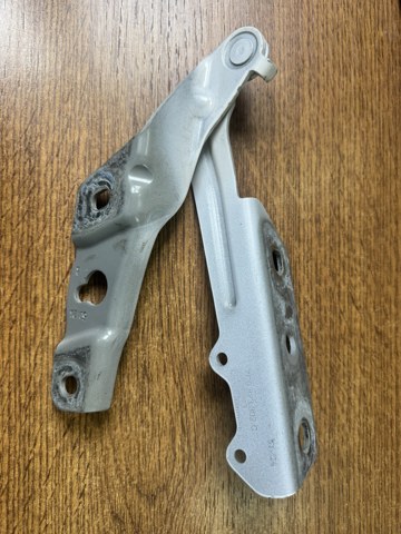 Завіса капота права 7C0823302C VAG