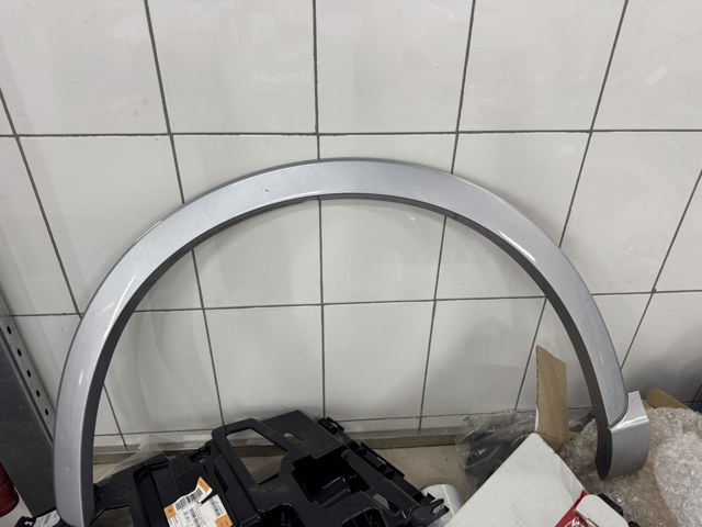 Розширювач переднього крила, лівий 8U0853717A VAG