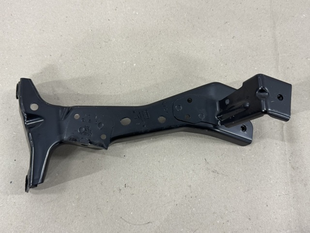 Кронштейн кріплення крила переднього правого, передній 8V0821136A VAG