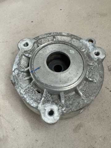 Кріплення переднього амортизатора 8W0413333 VAG