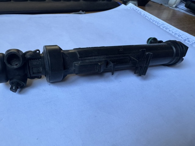 Форсунка омивача фари передньої, правої A2468600647 MERCEDES