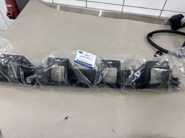 Кронштейн бампера заднього, центральний H1BB17B861A1D FORD