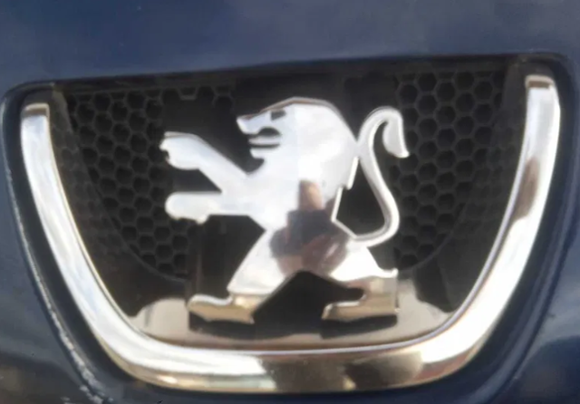 Емблема переднього бампера 7810P9 PEUGEOT