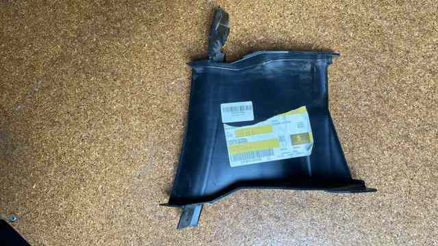 Решітка переднього бампера, внутрішня права 8W0121763A VAG