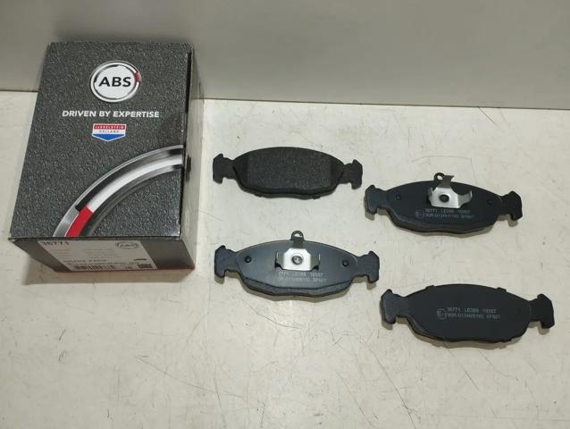 Колодки передні Opel Astra F