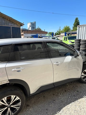 Накладка задньої двері, правої, вертикальна 822346RA0A NISSAN