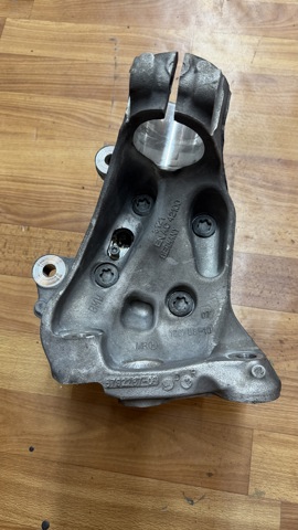 Цапфа поворотна ліва 31216792287 BMW