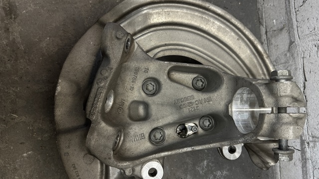 Цапфа передні праві 31216792288 BMW