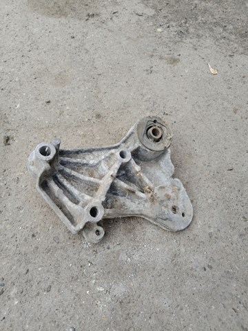 Подушка (опора) двигуна, права (сайлентблок) 8200024812 RENAULT
