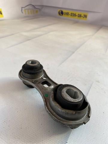 Подушка (опора) двигуна, права верхня 8200103263 RENAULT