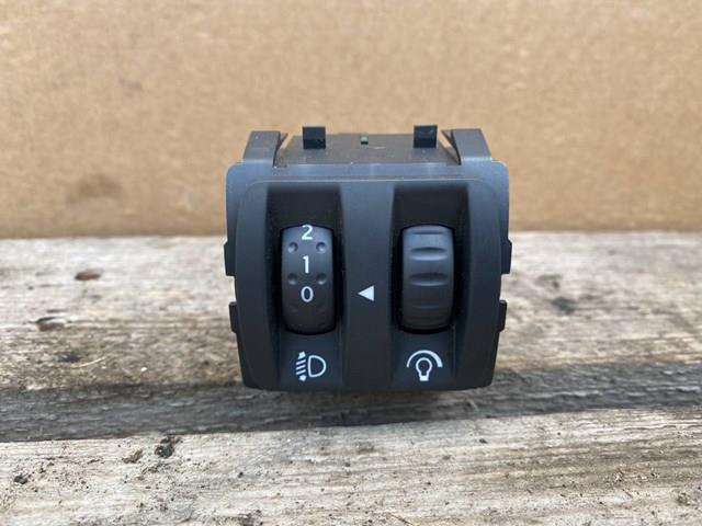 Кнопка коректора фар 8200121805 RENAULT