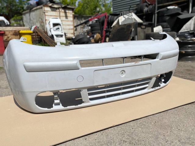 Буфер (бампер) передній 8200200609 RENAULT