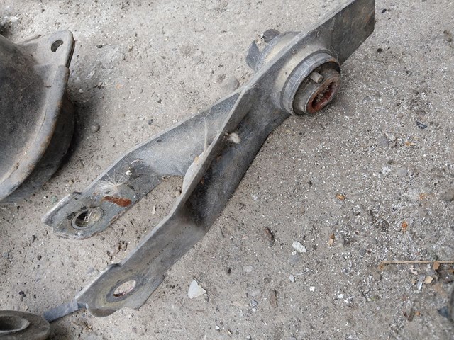 Кронштейн подушки (опори) двигуна, правої 8200250743 RENAULT