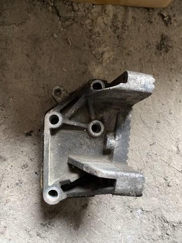 Кронштейн подушки (опори) двигуна, правої 8200454462 RENAULT