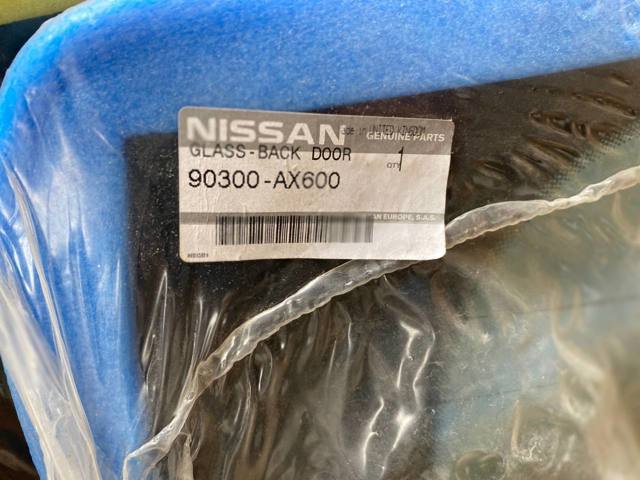 Скло кришки багажника 90300AX600 NISSAN