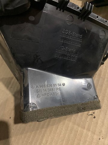 Решітка повітропровода ліва 9068300054 MERCEDES