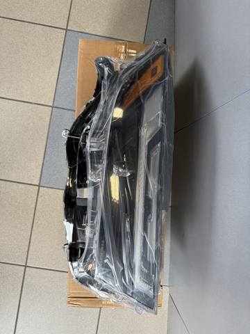 Фара комбінована, передня 811100R360 TOYOTA
